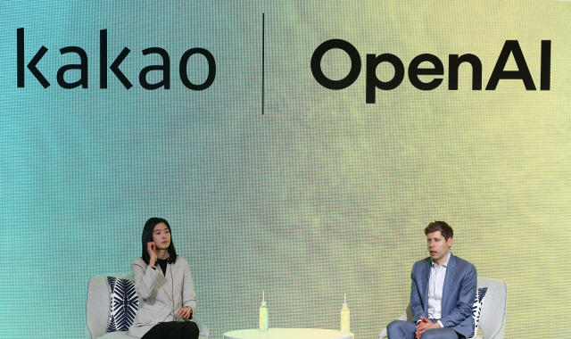 정신아 카카오 대표가 4일 오전 서울 중구 더 플라자 호텔 서울에서 열린 기자간담회에 샘 올트먼 오픈AI CEO와 대담을 하고 있다. 연합뉴스